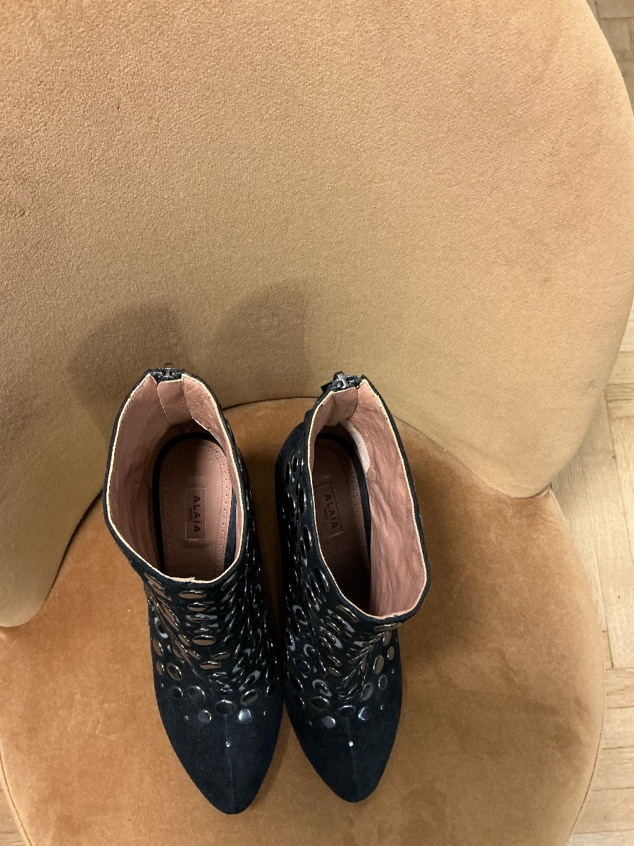 ALAIA SUEDE BOOTS SUEDE ANKLE BOOTS